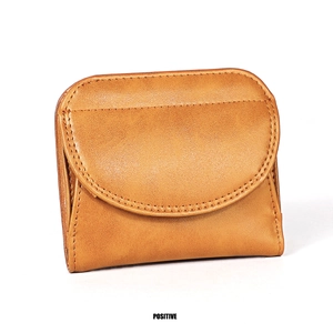 Vista frontale di un piccolo portafoglio in pelle marrone vintage con cuciture precise