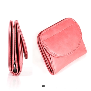 Vista laterale e profilo del portafoglio in pelle rosa corallo con cuciture e design RFID