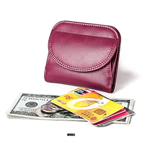 Dettaglio del portafoglio in pelle rosa con scomparti per carte e protezione RFID