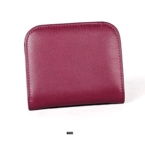 Vista posteriore di un portafoglio compatto minimalista in pelle bordeaux con cuciture
