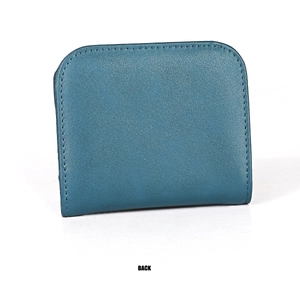 Vista dettagliata del retro di un portafoglio in pelle blu con trama a grana litchi