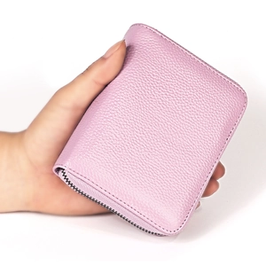 Detalle de la cartera tarjetero RFID de cuero rosa granulado con cierre de cremallera