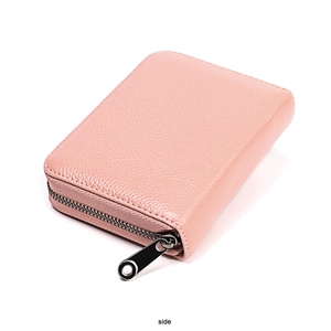 Vista lateral de la cartera de cuero rosa con protección RFID y cremallera plateada