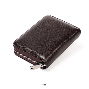 Vista lateral de cartera de cuero marrón oscuro con textura litchi y cremallera plata