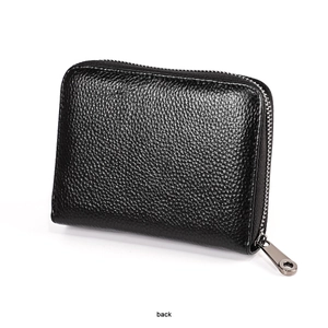 Vista detallada de la parte trasera de una cartera de cuero negro con cremallera metálica