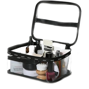 Dettaglio di una grande borsa da toilette in PVC trasparente con nastro a cerniera nero
