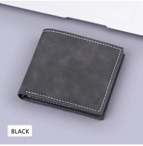 Dettaglio portafoglio bifold nero con cuciture a contrasto bianche e texture opaca