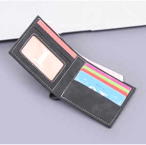 Dettaglio dell'interno del portafoglio bifold maschile con scomparti per carte colorati
