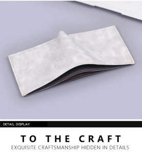 Dettaglio del portafoglio grigio smerigliato da uomo con cuciture arancioni e design a libro
