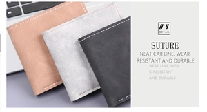 Dettaglio delle cuciture bianche a contrasto su portafogli bifold maschili in tre colori