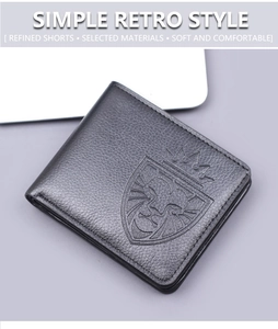 Détail d'un portefeuille noir à deux volets en cuir litchi avec logo blason embossé