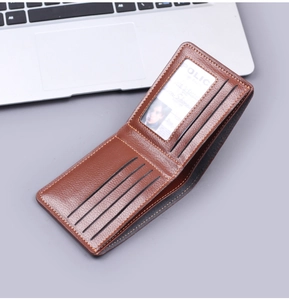 Détails de l'intérieur d'un portefeuille en cuir marron avec fentes pour cartes