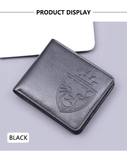 Détail du portefeuille homme en cuir grainé noir avec motif de lion et blason embossé