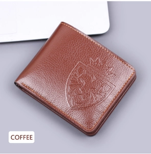 Détail du portefeuille bifold café foncé avec texture cuir litchi et couture jaune