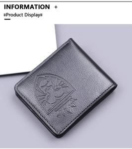Détail du portefeuille bifold en cuir noir avec emblème en relief et texture litchi