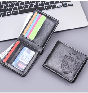 Détail du portefeuille noir en cuir avec emblème de lion et fentes pour cartes