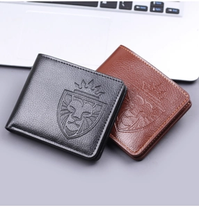 Gros plan de portefeuilles pliants pour hommes avec logo de lion en cuir noir et marron