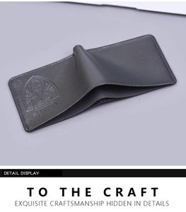 Détail du portefeuille en cuir noir montrant la texture premium et les motifs gaufrés élégants
