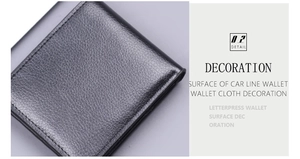 Détail de la texture cuir litchi et des coutures soignées sur le portefeuille homme
