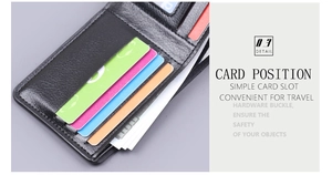 Détail d'un portefeuille noir avec plusieurs fentes pour cartes et compartiment