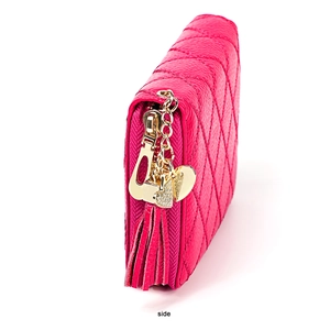Detailansicht der rosa Ledertasche mit Steppmuster und Herz-Quasten-Anhänger