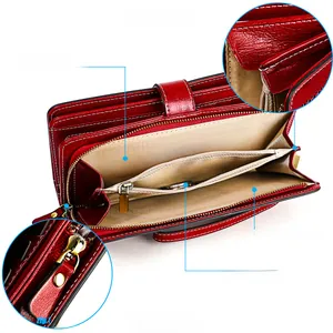 Détail du portefeuille en cuir rouge avec fentes pour cartes et fermeture éclair dorée