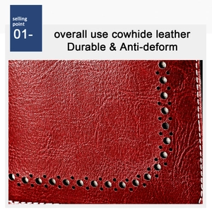 Gros plan du cuir de vachette rouge avec coutures et détails perforés du portefeuille