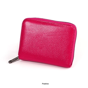 Detalle macro de la cartera de cuero fucsia de grano con cremallera de metal