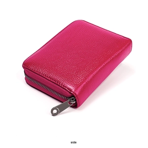 Detalle del tarjetero de cuero granulado rojo rosa con cremallera de metal plateado
