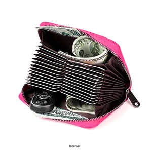 Vista macro del interior de la billetera RFID rosa con múltiples ranuras para tarjetas y llaves