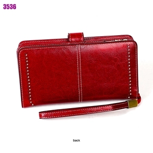 Vue arrière du grand portefeuille femme en cuir huilé rouge avec coutures blanches