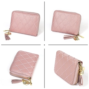Detail der rosa Lederbörse mit Diamantherz-Anhänger und Quasten-Reißverschlussgriff