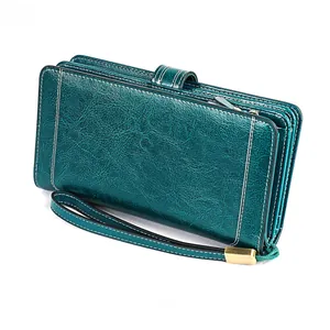 Vue arrière d'un long portefeuille vert foncé en cuir huilé avec coutures blanches contrastées