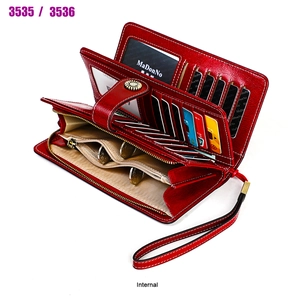 Détails de l'intérieur du portefeuille rouge en cuir avec plusieurs fentes pour cartes