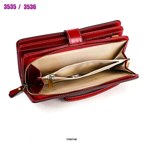 Détail du portefeuille en cuir rouge avec fentes pour cartes et protection RFID