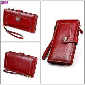 Vues détaillées d'un portefeuille long vintage en cuir ciré rouge foncé avec dragonne