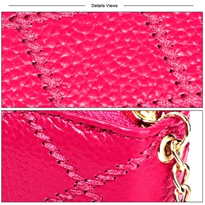 Nahaufnahme der rosa Ledertasche mit Litschi-Narbung, Kreuzstich und goldener Kette
