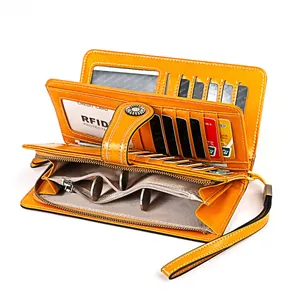 Détail d'un portefeuille jaune en cuir ciré vintage avec fentes cartes et protection RFID