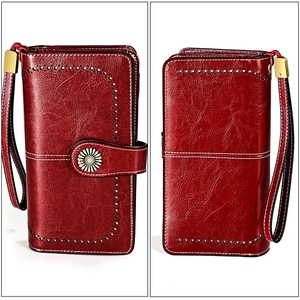 Détail du portefeuille vintage en cuir ciré rouge foncé avec fermoir tournesol et motifs