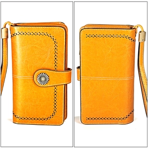 Détail macro du portefeuille en cuir jaune vintage avec boucle tournesol et ajours