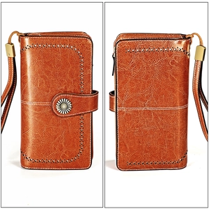 Détail du portefeuille vintage en cuir ciré avec boucle tournesol et dragonne de poignet