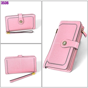 Détail du portefeuille long rose en cuir ciré vintage avec fermoir fleur et dragonne