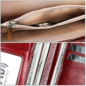 Détail du portefeuille en cuir rouge montrant la poche monnaie et les fentes pour cartes