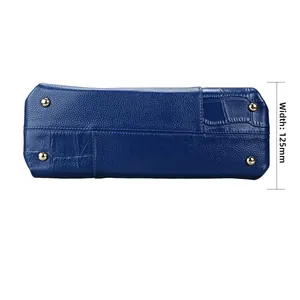 Detail van de marineblauwe leren handtasbodem met 125mm breedte en gouden metalen voetjes