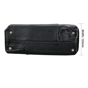 Detail van de bodem van de zwarte leren tas met metalen noppen en 125mm breedte
