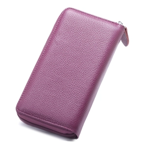Detail der lila Echtlederbörse mit hochwertiger Lychee-Narbung und Reißverschluss