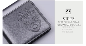 Vue macro du portefeuille noir en cuir grainé avec logo couronne et coutures de précision