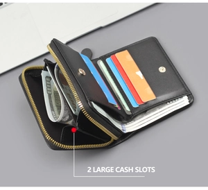Vue détaillée de l'intérieur multifonctionnel avec deux fentes pour billets et cartes