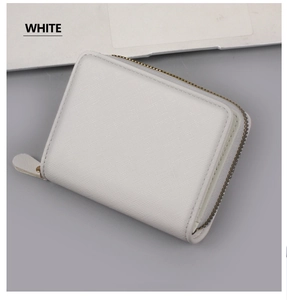 Gros plan du portefeuille en cuir Saffiano blanc avec fermeture éclair dorée et texture
