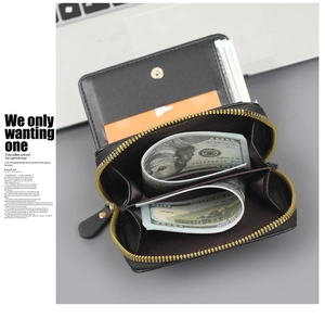 Vue détaillée du portefeuille en cuir Saffiano noir montrant le compartiment à billets spacieux